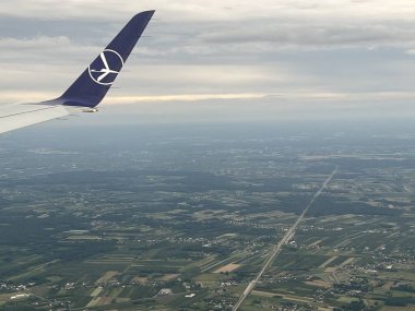 PRAG, CZECH REPUBLIC - 8 Temmuz 2022 'de görüldüğü üzere, Polonya Havayolları' nın Varşova yakınlarındaki bir uçaktan Polonya 'nın havadan görünüşü.