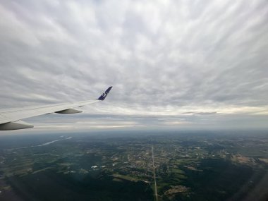 PRAG, CZECH REPUBLIC - 8 Temmuz 2022 'de görüldüğü üzere, Polonya Havayolları' nın Varşova yakınlarındaki bir uçaktan Polonya 'nın havadan görünüşü.