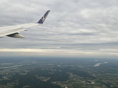 PRAG, CZECH REPUBLIC - 8 Temmuz 2022 'de görüldüğü üzere, Polonya Havayolları' nın Varşova yakınlarındaki bir uçaktan Polonya 'nın havadan görünüşü.