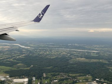 PRAG, CZECH REPUBLIC - 8 Temmuz 2022 'de görüldüğü üzere, Polonya Havayolları' nın Varşova yakınlarındaki bir uçaktan Polonya 'nın havadan görünüşü.