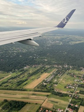 PRAG, CZECH REPUBLIC - 8 Temmuz 2022 'de görüldüğü üzere, Polonya Havayolları' nın Varşova yakınlarındaki bir uçaktan Polonya 'nın havadan görünüşü.