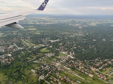 PRAG, CZECH REPUBLIC - 8 Temmuz 2022 'de görüldüğü üzere, Polonya Havayolları' nın Varşova yakınlarındaki bir uçaktan Polonya 'nın havadan görünüşü.