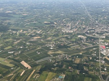 PRAG, CZECH REPUBLIC - 8 Temmuz 2022 'de görüldüğü üzere, Varşova yakınlarındaki bir uçaktan Polonya' nın havadan görünüşü.