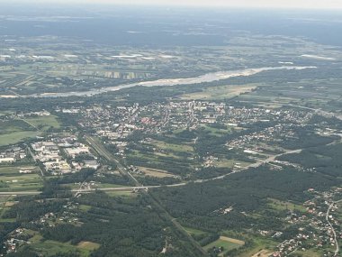 PRAG, CZECH REPUBLIC - 8 Temmuz 2022 'de görüldüğü üzere, Varşova yakınlarındaki bir uçaktan Polonya' nın havadan görünüşü.