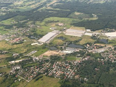 PRAG, CZECH REPUBLIC - 8 Temmuz 2022 'de görüldüğü üzere, Varşova yakınlarındaki bir uçaktan Polonya' nın havadan görünüşü.