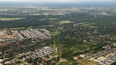 PRAG, CZECH REPUBLIC - 8 Temmuz 2022 'de görüldüğü üzere, Varşova yakınlarındaki bir uçaktan Polonya' nın havadan görünüşü.