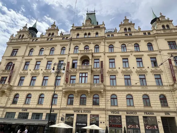 PRAG, CZECH CUBLIC - 9 Temmuz 2022 'de Çek Cumhuriyeti' nin Prag kentinde görüldü..