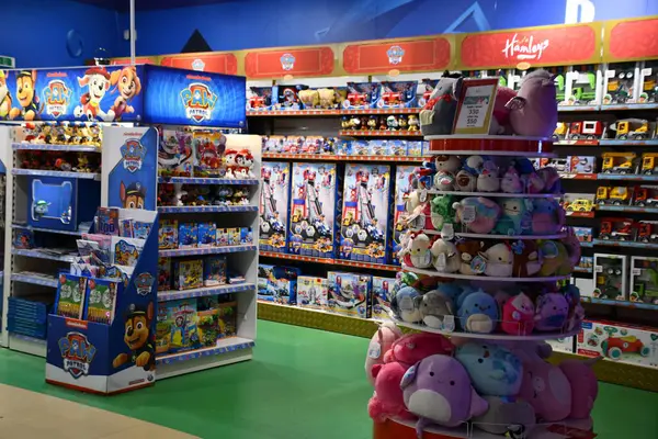 PRAG, CZECH CUBLIC - 8 Temmuz 2022 'de Çek Cumhuriyeti' nin Prag kentindeki Hamleys oyuncak dükkanı.