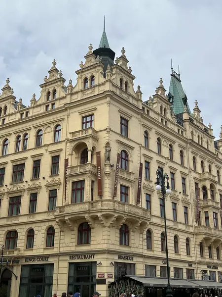 8 Temmuz 2022 'de Çek Cumhuriyeti' nin Prag kentindeki Kings Court Oteli 'nde görüldü..