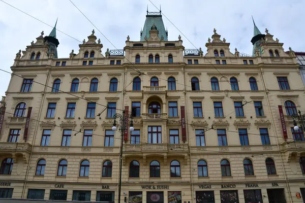 8 Temmuz 2022 'de Çek Cumhuriyeti' nin Prag kentindeki Kings Court Oteli 'nde görüldü..