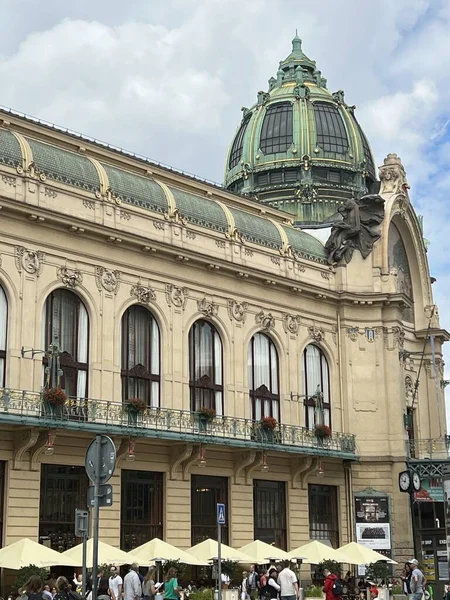 PRAG, CZECH REPUBLIC - 8 Temmuz 2022 'de Çek Cumhuriyeti Prag Belediye Binası.