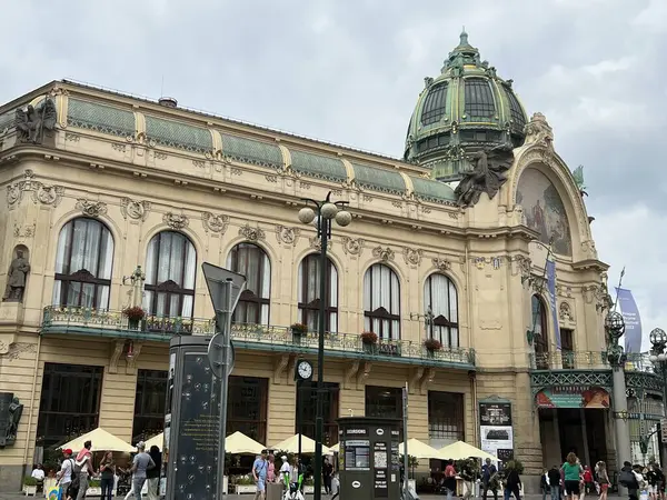 PRAG, CZECH REPUBLIC - 8 Temmuz 2022 'de Çek Cumhuriyeti Prag Belediye Binası.