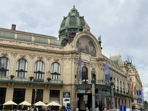PRAG, CZECH REPUBLIC - 8 Temmuz 2022 'de Çek Cumhuriyeti Prag Belediye Binası.