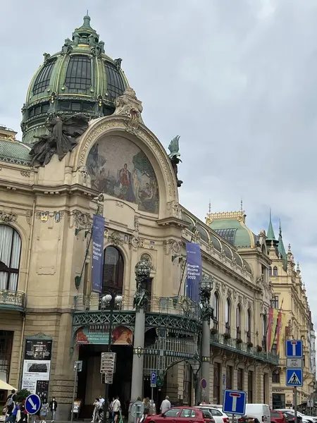 PRAG, CZECH REPUBLIC - 8 Temmuz 2022 'de Çek Cumhuriyeti Prag Belediye Binası.