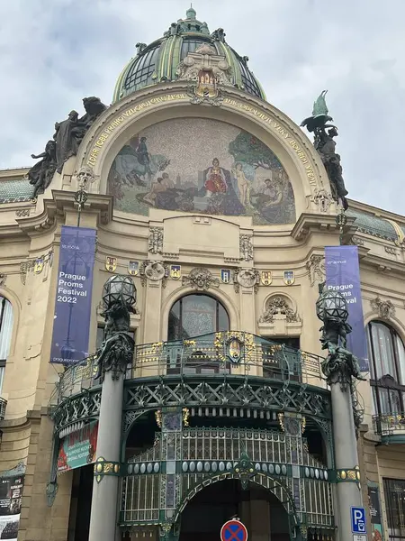 PRAG, CZECH REPUBLIC - 8 Temmuz 2022 'de Çek Cumhuriyeti Prag Belediye Binası.
