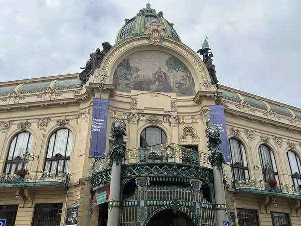 PRAG, CZECH REPUBLIC - 8 Temmuz 2022 'de Çek Cumhuriyeti Prag Belediye Binası.