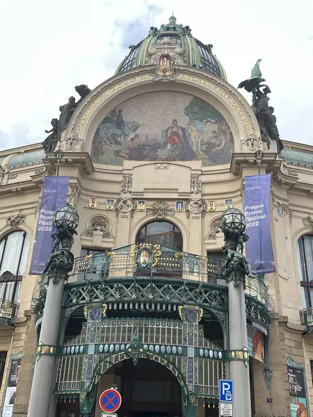 PRAG, CZECH REPUBLIC - 8 Temmuz 2022 'de Çek Cumhuriyeti Prag Belediye Binası.