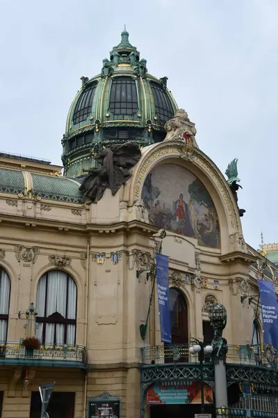 PRAG, CZECH REPUBLIC - 8 Temmuz 2022 'de Çek Cumhuriyeti Prag Belediye Binası.