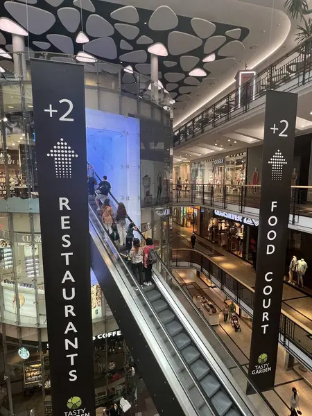 PRAG, CZECH Cumhuriyet - 7 Temmuz 2022 'de Çek Cumhuriyeti Prag' da Palladium Praha Alışveriş Merkezi 'nde görüldü..