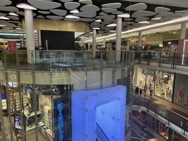 PRAG, CZECH Cumhuriyet - 7 Temmuz 2022 'de Çek Cumhuriyeti Prag' da Palladium Praha Alışveriş Merkezi 'nde görüldü..