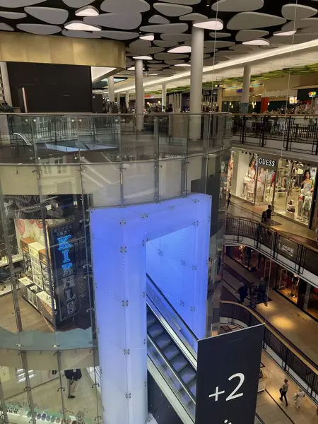 PRAG, CZECH Cumhuriyet - 7 Temmuz 2022 'de Çek Cumhuriyeti Prag' da Palladium Praha Alışveriş Merkezi 'nde görüldü..