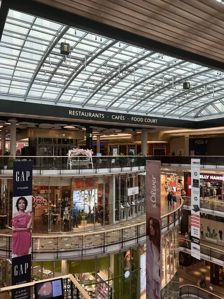 PRAG, CZECH Cumhuriyet - 7 Temmuz 2022 'de Çek Cumhuriyeti Prag' da Palladium Praha Alışveriş Merkezi 'nde görüldü..