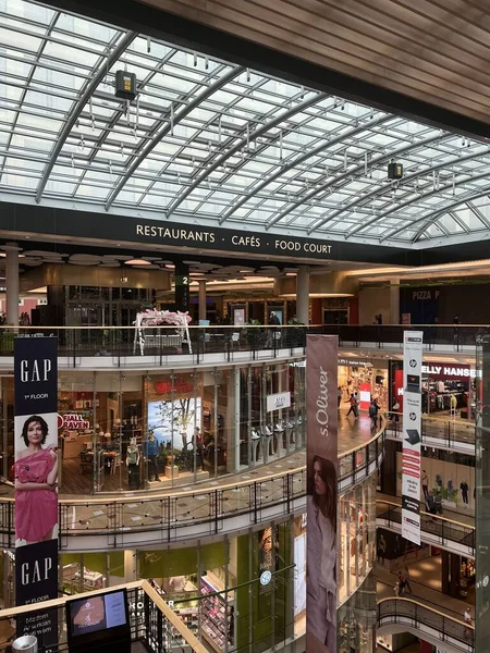 PRAG, CZECH Cumhuriyet - 7 Temmuz 2022 'de Çek Cumhuriyeti Prag' da Palladium Praha Alışveriş Merkezi 'nde görüldü..