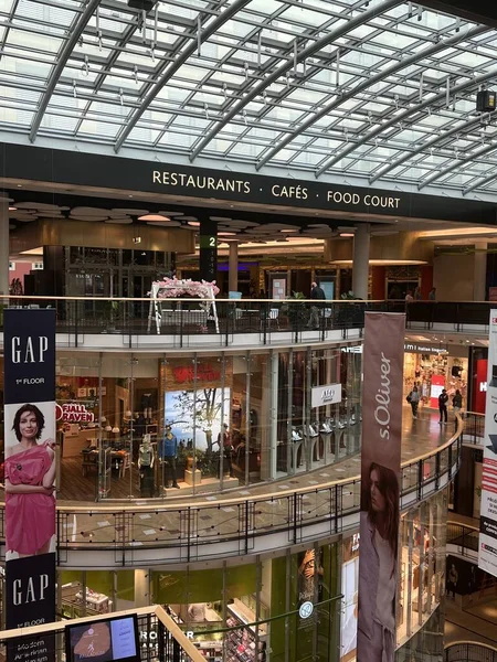 PRAG, CZECH Cumhuriyet - 7 Temmuz 2022 'de Çek Cumhuriyeti Prag' da Palladium Praha Alışveriş Merkezi 'nde görüldü..