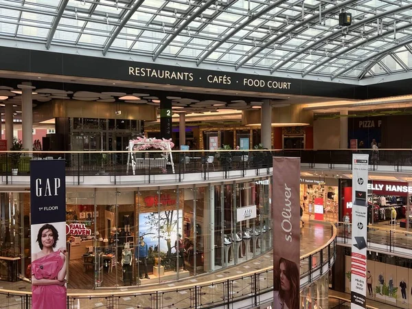 PRAG, CZECH Cumhuriyet - 7 Temmuz 2022 'de Çek Cumhuriyeti Prag' da Palladium Praha Alışveriş Merkezi 'nde görüldü..