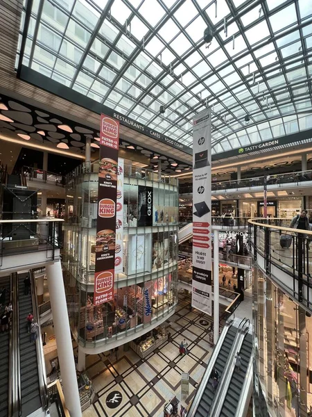 PRAG, CZECH Cumhuriyet - 7 Temmuz 2022 'de Çek Cumhuriyeti Prag' da Palladium Praha Alışveriş Merkezi 'nde görüldü..