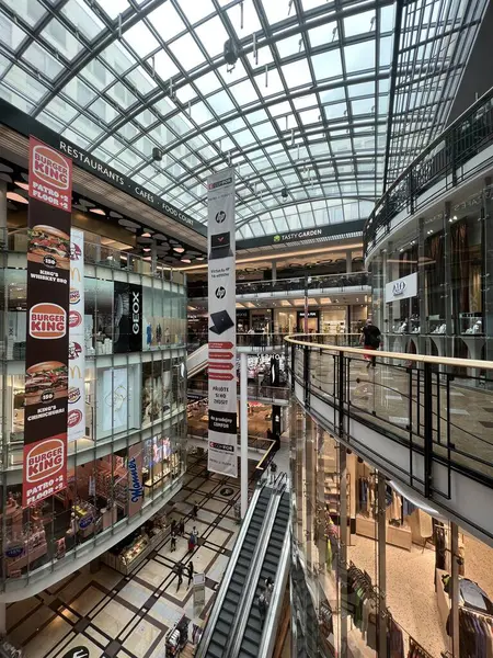 PRAG, CZECH Cumhuriyet - 7 Temmuz 2022 'de Çek Cumhuriyeti Prag' da Palladium Praha Alışveriş Merkezi 'nde görüldü..