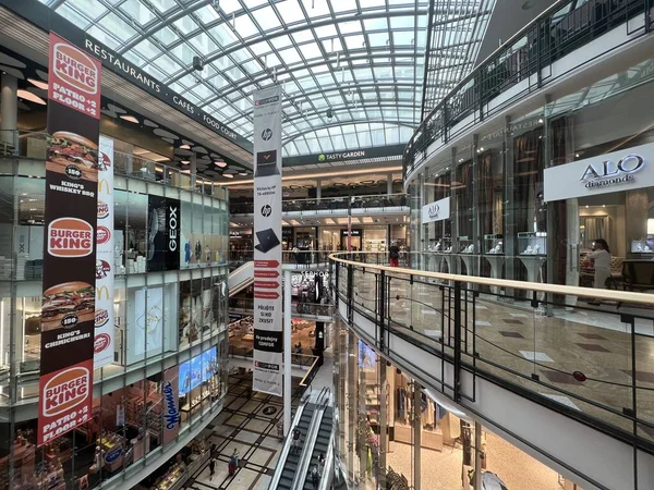 PRAG, CZECH Cumhuriyet - 7 Temmuz 2022 'de Çek Cumhuriyeti Prag' da Palladium Praha Alışveriş Merkezi 'nde görüldü..