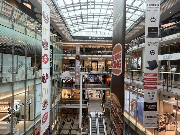 PRAG, CZECH Cumhuriyet - 7 Temmuz 2022 'de Çek Cumhuriyeti Prag' da Palladium Praha Alışveriş Merkezi 'nde görüldü..