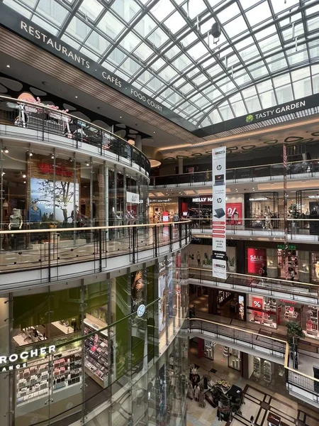 PRAG, CZECH Cumhuriyet - 7 Temmuz 2022 'de Çek Cumhuriyeti Prag' da Palladium Praha Alışveriş Merkezi 'nde görüldü..