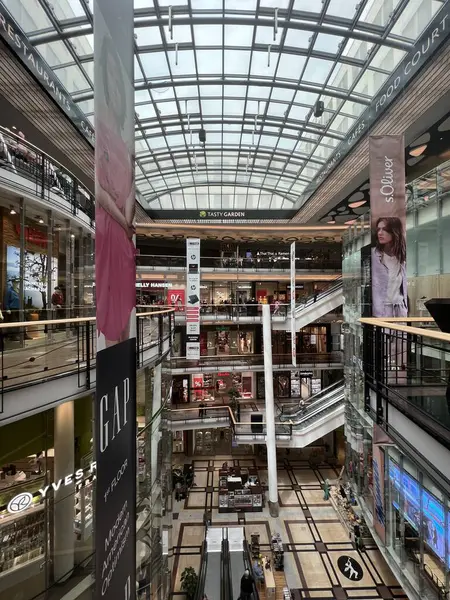 PRAG, CZECH Cumhuriyet - 7 Temmuz 2022 'de Çek Cumhuriyeti Prag' da Palladium Praha Alışveriş Merkezi 'nde görüldü..