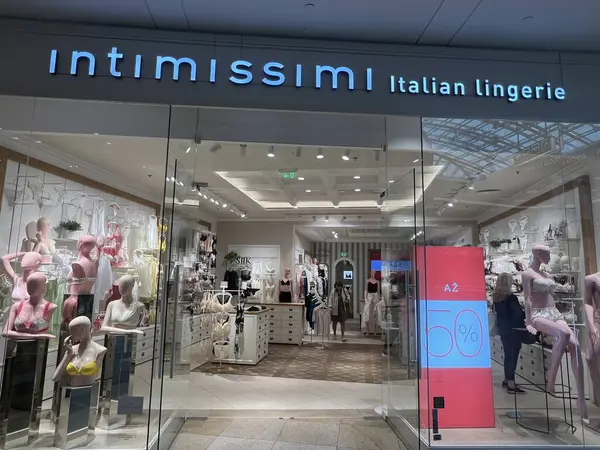 PRAG, CZECH REPUBLIC - 7 Temmuz 2022 'de Çek Cumhuriyeti' nin Prag kentindeki Palladium Praha Alışveriş Merkezi 'nde Intimissimi İtalyan İç çamaşırı mağazası.