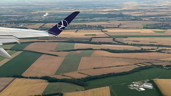 PRAG, CZECH CUBLIC - 8 Temmuz 2022 'de görüldüğü üzere Çek Cumhuriyeti' nin Prag yakınlarındaki bir Polonya uçağından havadan görünüşü.