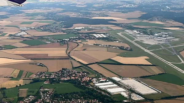 PRAG, CZECH CUBLIC - 8 Temmuz 2022 'de görüldüğü üzere Çek Cumhuriyeti' nin Prag yakınlarındaki bir Polonya uçağından havadan görünüşü.