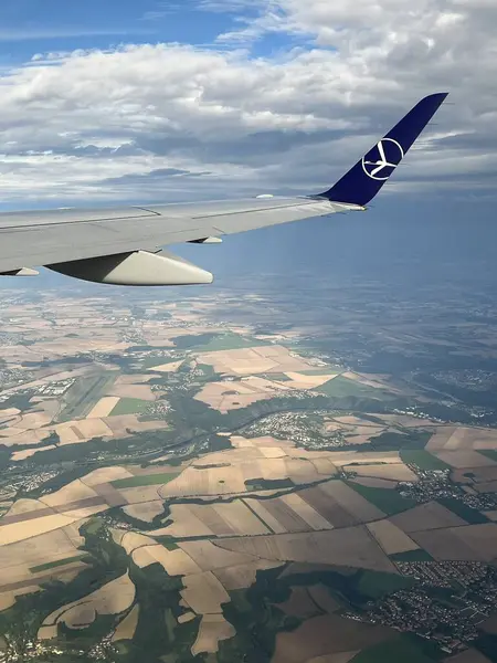 PRAG, CZECH CUBLIC - 8 Temmuz 2022 'de görüldüğü üzere Çek Cumhuriyeti' nin Prag yakınlarındaki bir Polonya uçağından havadan görünüşü.