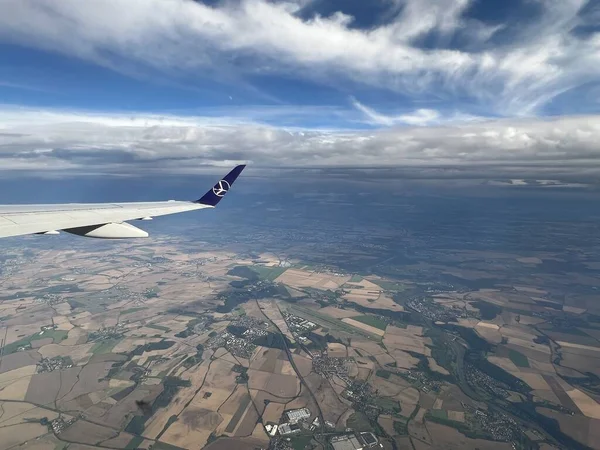 PRAG, CZECH CUBLIC - 8 Temmuz 2022 'de görüldüğü üzere Çek Cumhuriyeti' nin Prag yakınlarındaki bir Polonya uçağından havadan görünüşü.