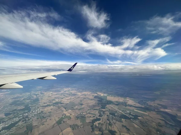 PRAG, CZECH CUBLIC - 8 Temmuz 2022 'de görüldüğü üzere Çek Cumhuriyeti' nin Prag yakınlarındaki bir Polonya uçağından havadan görünüşü.