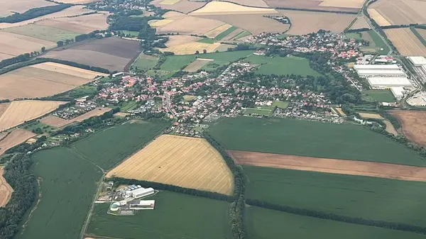PRAG, CZECH CUBLIC - 8 Temmuz 2022 'de görüldüğü üzere Çek Cumhuriyeti' nin Prag yakınlarındaki bir Polonya uçağından havadan görünüşü.