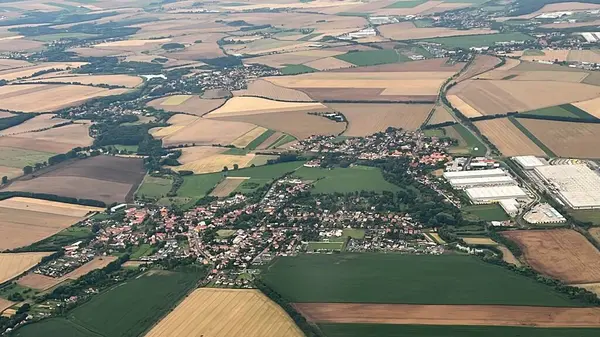 PRAG, CZECH CUBLIC - 8 Temmuz 2022 'de görüldüğü üzere Çek Cumhuriyeti' nin Prag yakınlarındaki bir Polonya uçağından havadan görünüşü.