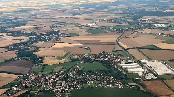 PRAG, CZECH CUBLIC - 8 Temmuz 2022 'de görüldüğü üzere Çek Cumhuriyeti' nin Prag yakınlarındaki bir Polonya uçağından havadan görünüşü.