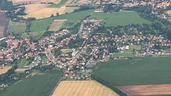 PRAG, CZECH CUBLIC - 8 Temmuz 2022 'de görüldüğü üzere Çek Cumhuriyeti' nin Prag yakınlarındaki bir Polonya uçağından havadan görünüşü.