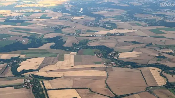 PRAG, CZECH CUBLIC - 8 Temmuz 2022 'de görüldüğü üzere Çek Cumhuriyeti' nin Prag yakınlarındaki bir Polonya uçağından havadan görünüşü.