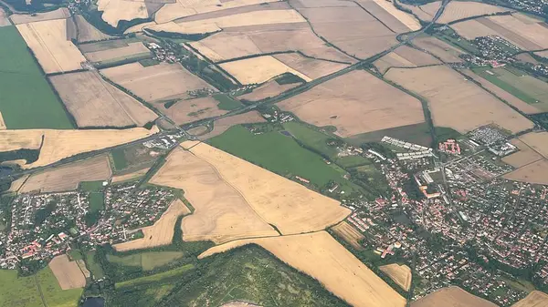 PRAG, CZECH CUBLIC - 8 Temmuz 2022 'de görüldüğü üzere Çek Cumhuriyeti' nin Prag yakınlarındaki bir Polonya uçağından havadan görünüşü.