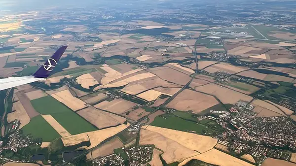 PRAG, CZECH CUBLIC - 8 Temmuz 2022 'de görüldüğü üzere Çek Cumhuriyeti' nin Prag yakınlarındaki bir Polonya uçağından havadan görünüşü.
