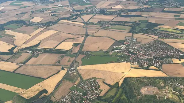 PRAG, CZECH CUBLIC - 8 Temmuz 2022 'de görüldüğü üzere Çek Cumhuriyeti' nin Prag yakınlarındaki bir Polonya uçağından havadan görünüşü.