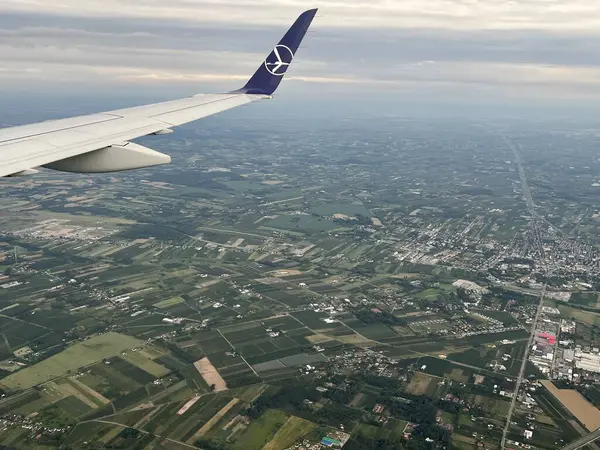 PRAG, CZECH REPUBLIC - 8 Temmuz 2022 'de görüldüğü üzere, Polonya Havayolları' nın Varşova yakınlarındaki bir uçaktan Polonya 'nın havadan görünüşü.
